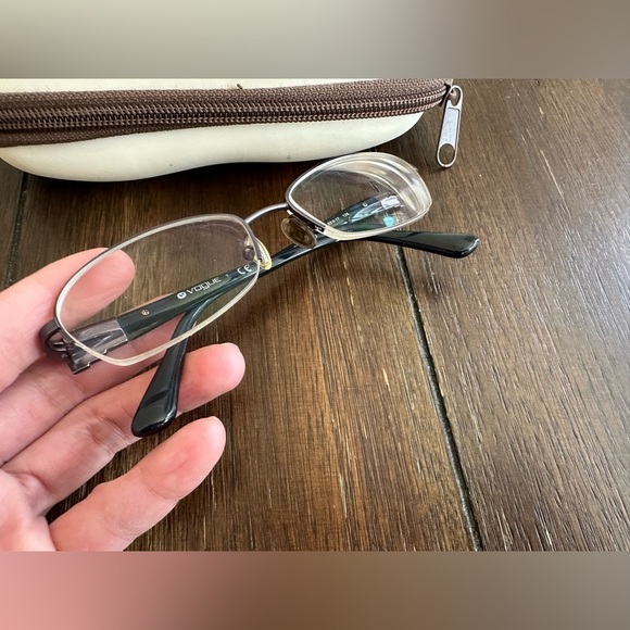 Vogue eye wear with glasses case - Picture 7 of 13